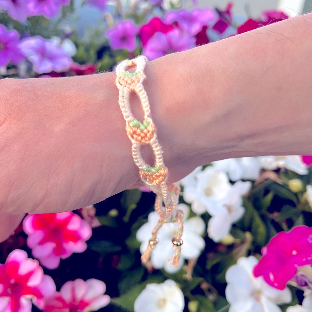 Peachy baby daisy chain friendship bracelet!